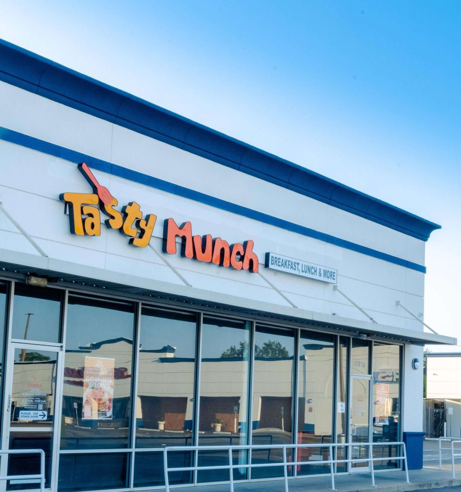 Read more about the article Welcome to Tasty Munch: Houston’s Premier Breakfast and Lunch Spot